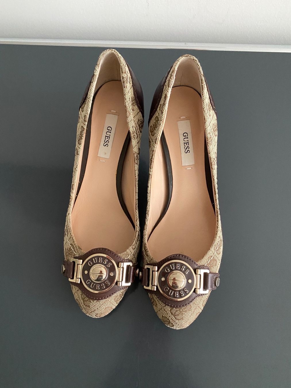 Guess Damenschuhe: Guess Schuh, Pumps mit Guess Muster – Neu (gemäss Beschreibung) aus Zug von Pereromi