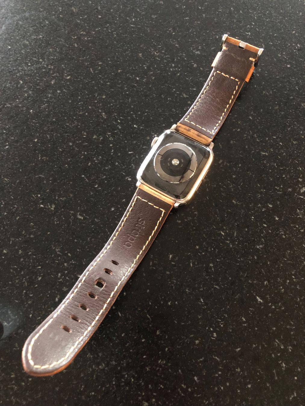 Apple Smartwatch: Apple Watch Series 5 mit 2 Lederarmbänder + 3 Siliconebänder – Usato da Gutenswil venduto da Hermione1 4