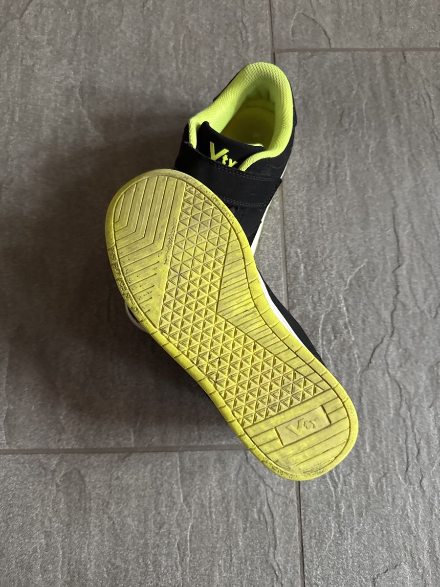 Scarpe da uomo: Solide und bequeme Sneakers Gr. 35 – Usato da Frauenkappelen venduto da leola1973 1