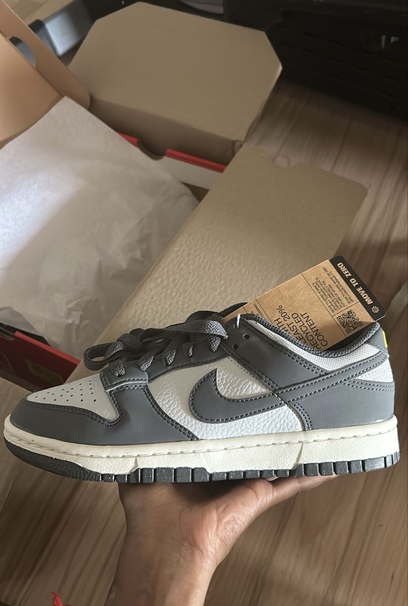 Nike Scarpe da uomo: Nike Dunk Low Grey White Sneakers Size 38Eu New – Nuovo (secondo la descrizione) da Siggenthal Station venduto da tha_2yxs