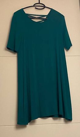 Schlichtes, grünes Kleid mit elegantem Rücken
