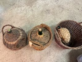 Drei Korbflaschen mit Weidengeflecht gebraucht dekorativ