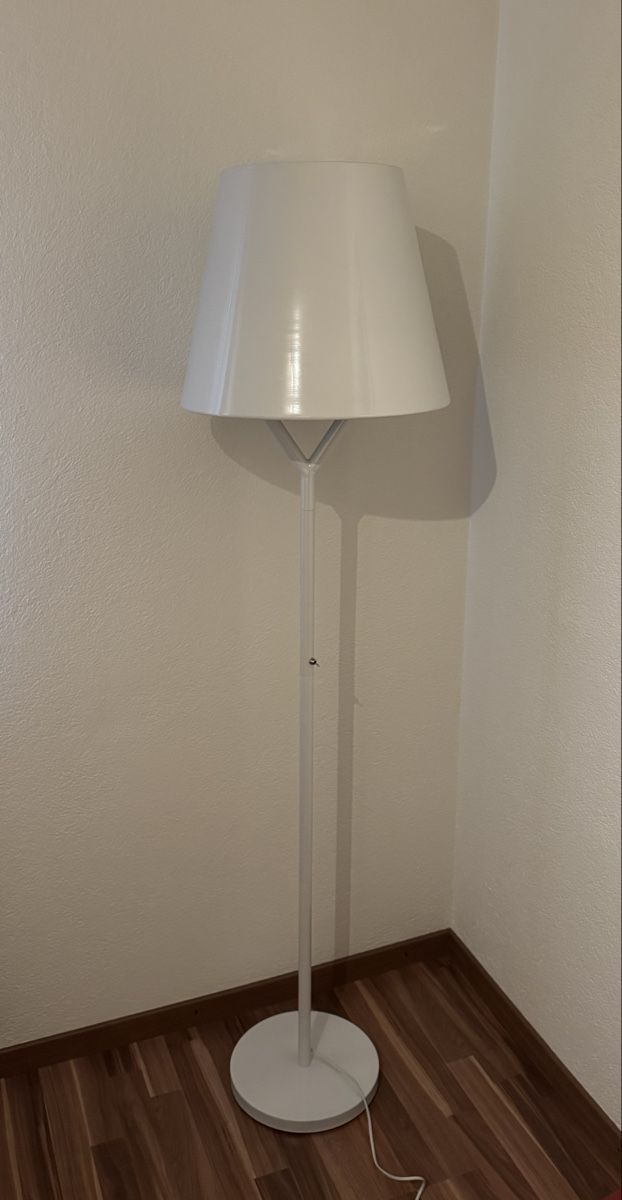Lampade: Weisse Stehlampe – Usato da Zug venduto da Hehe