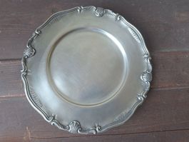 Zinn Teller verzierter Rand mit Muschelmotiv 30cm