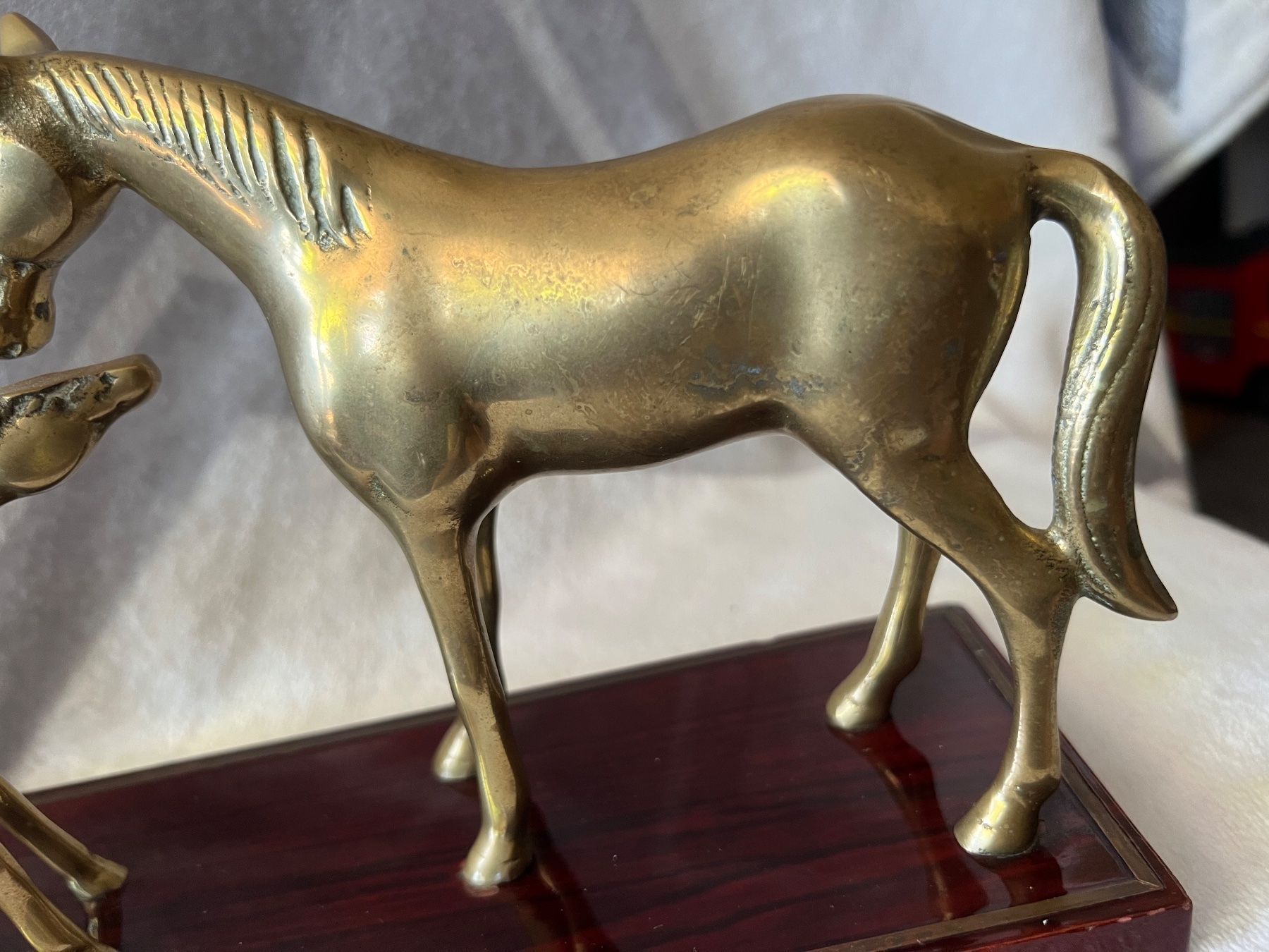 Figuren: Messing Pferd auf Holzsockel Skulptur – Gebraucht aus Frenkendorf von Only1 7
