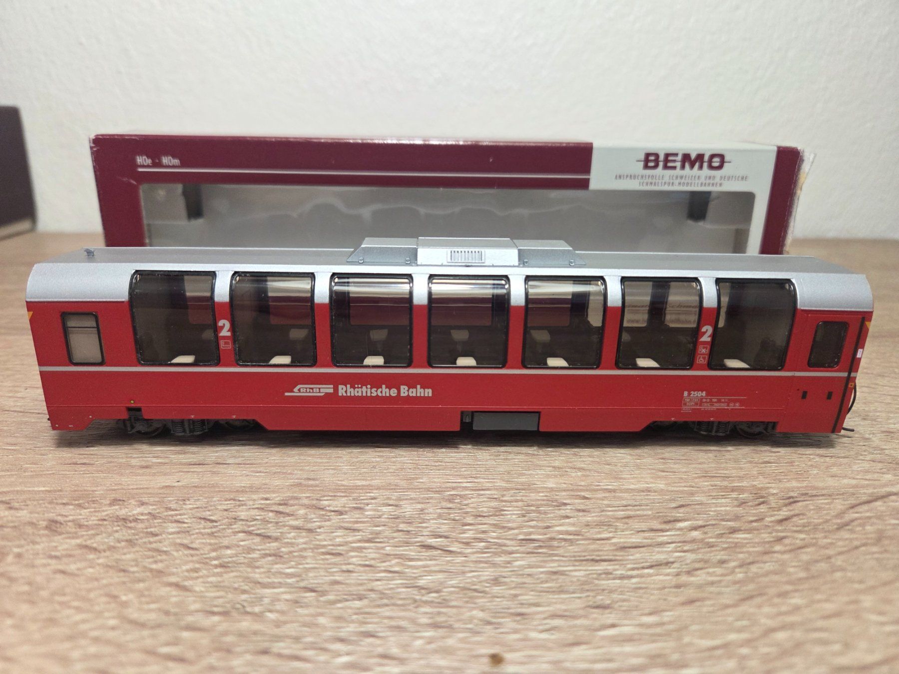 Bemo Modellini di ferrovie: Bemo 3294 104 Panoramawagen RhB H0m – Nuovo e nell'imballaggio originale da St-Aubin-Sauges venduto da Lo_Go