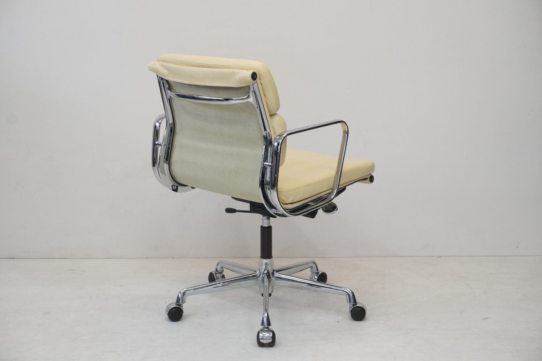 Herman Miller Stühle: Herman Miller by Vitra Eames Soft Pad EA217 Leder creme – Gebraucht aus Bad Zurzach von QLASSIQ 3