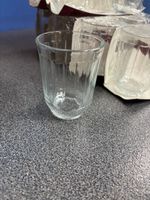Eine set von Achtzehn verpackte Glasbecher