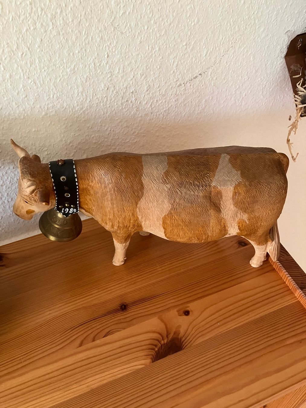 Figuren: Deko Kuh mit Glocke braun/weiss – Gebraucht aus bonstetten von Soefeli