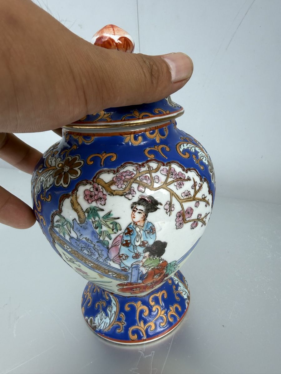 Tutte le decorazioni: Porcelain Vase Blue Pattern With Lid Good Condition – Usato da Liebefeld venduto da Khampa 2