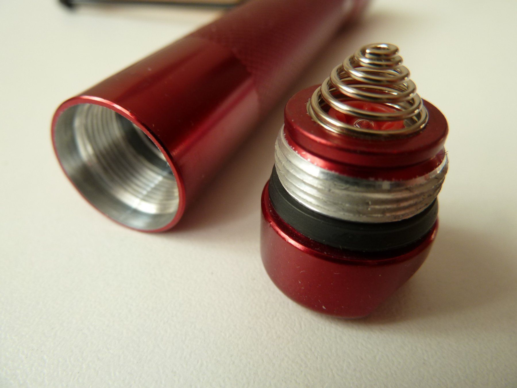 Lampade: MINI MAGLITE Rot mit Nite Ize Friend, Halogen 2 AA Batterien – Nuovo (secondo la descrizione) da Birsfelden venduto da adormidera 4