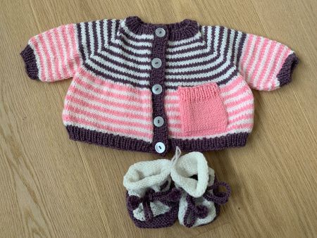 Jäckli und Schuhe Baby selbstgestrickt