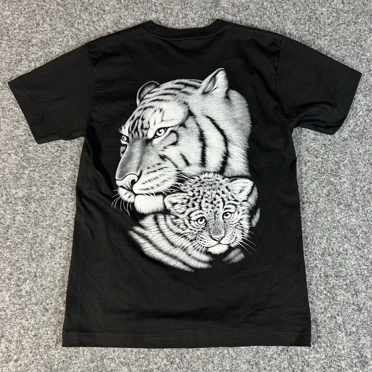 T-shirt: Graphic tee tigers – Nuovo (secondo la descrizione) da La Sagne NE venduto da Matlasape 1