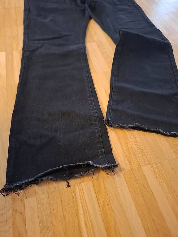 Jeans: Flared-Jeans – Usato da Niederuzwil venduto da Liberatopixel 2