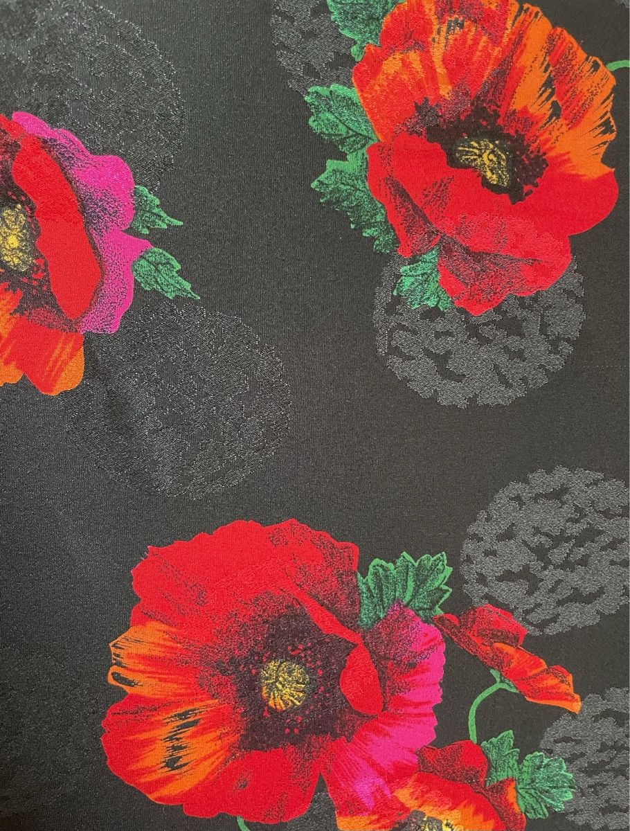 Foulards, Tücher & Schals: Schwarzes grosses Seiden-Tuch mit rotem Mohnblumenmuster – Gebraucht aus Zürich von Popcorn-Vintage 2
