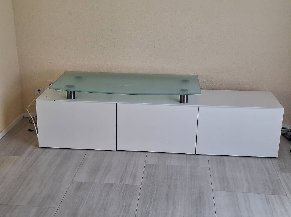 TV Möbel: Fernsehmöbel mit Glasauflage – Gebraucht aus Beckenried von SigiSeetang