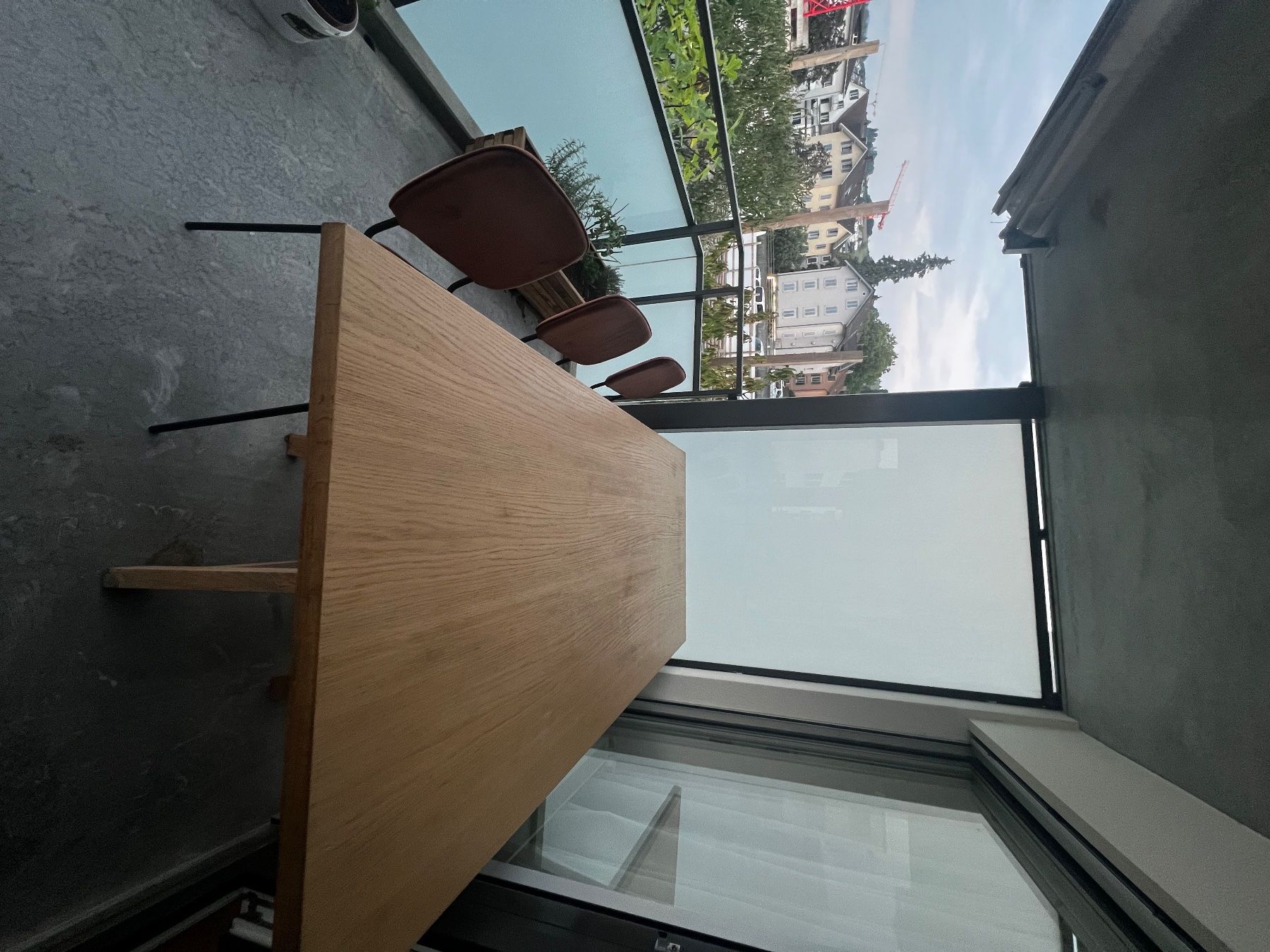 Pfister Set de table et chaises: Massiver Eichenholz Esstisch + Moderne Samtstühle – D'occasion à Wädenswil par ismer 4