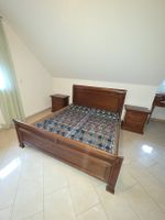 Schlafzimmer mit Kommode und 2 Nachttischen