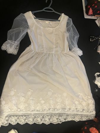 Kleid mit Spitzen und Tüllärmeln Neu 