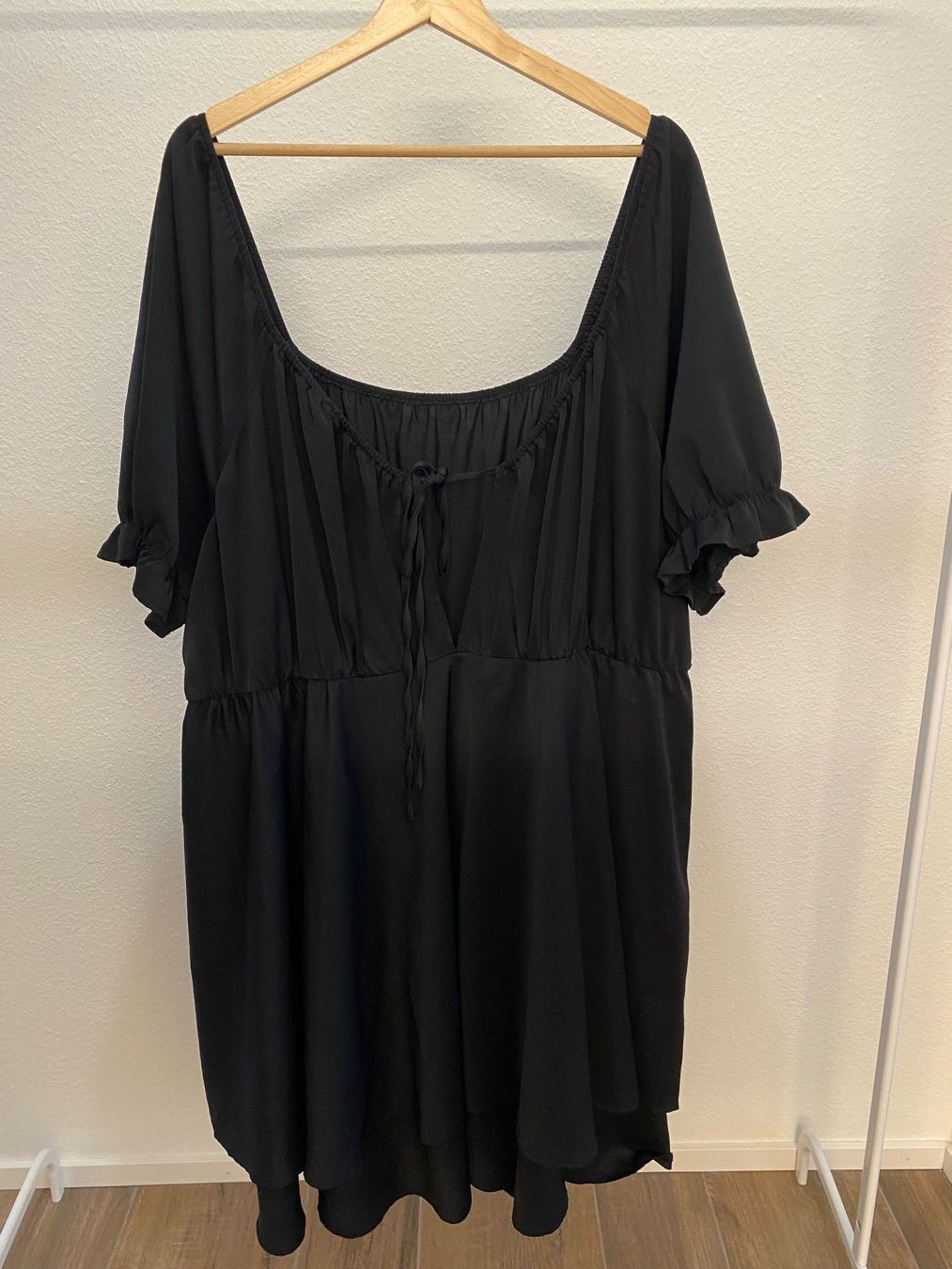 Shein Vestiti: Kleid mit Puffärmeln schwarz Gr. 54 / 5XL – Usato da Pratteln venduto da a23_j2gs 3