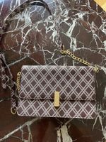 Trendige Damenhandtasche mit Muster und Goldkette, neu!