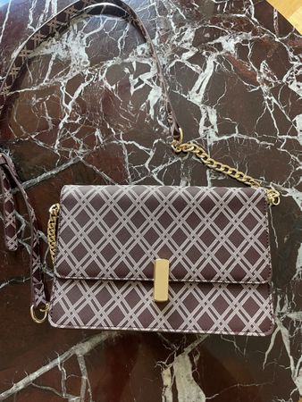 Trendige Damenhandtasche mit Muster und Goldkette, neu!