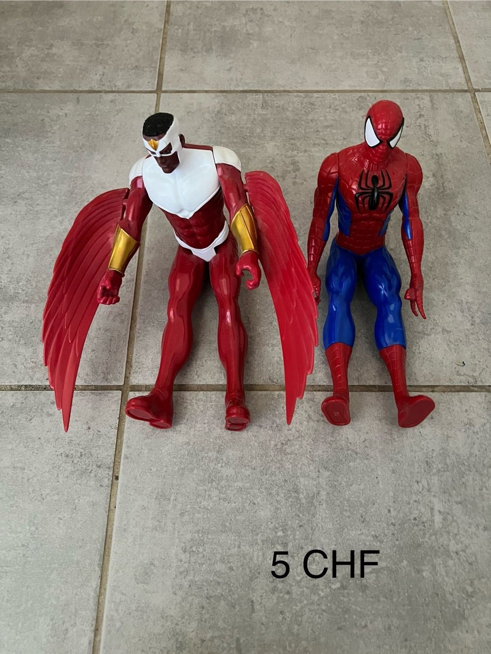 Statuette: Figurines Spiderman et Falcon – Usato da Plan-les-Ouates venduto da Coer
