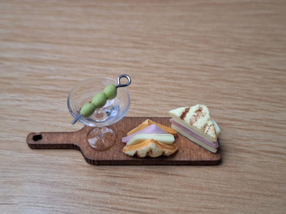 Case e mobili per bambole: Dirty Martini mit Grillsandwich – Nuovo (secondo la descrizione) da Zürich venduto da HandmadeTinyFood 3