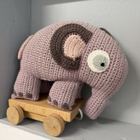 Sebra Nachziehtier Elefant Fanto – gehäkelt auf Holzrollen