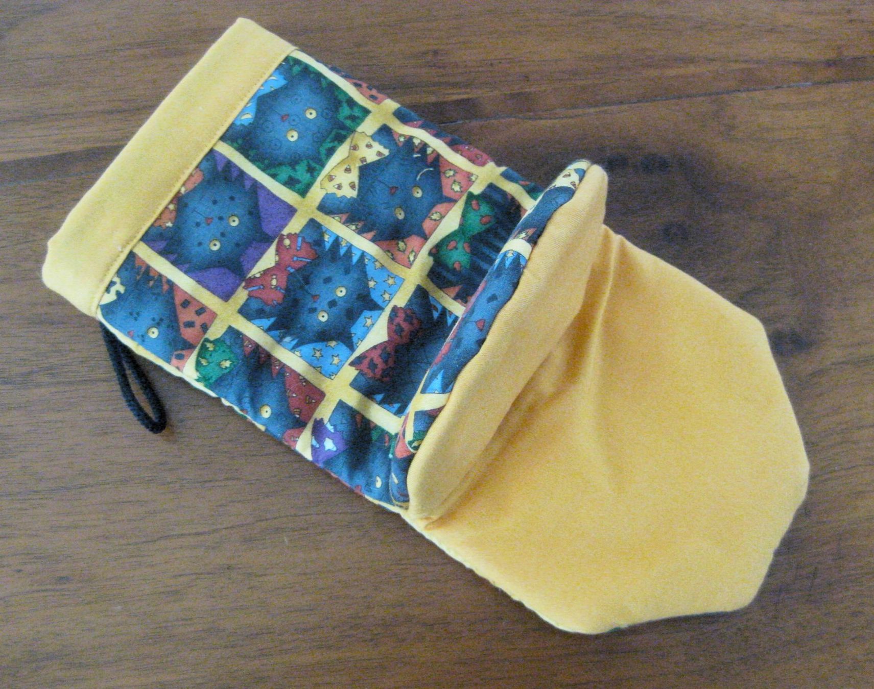 Handschuhe & Handstulpen: Backhandschuh, Grillhandschuh, mit Katzen, Handarbeit – Neu (gemäss Beschreibung) aus Kriens von Kraeutergarten 2