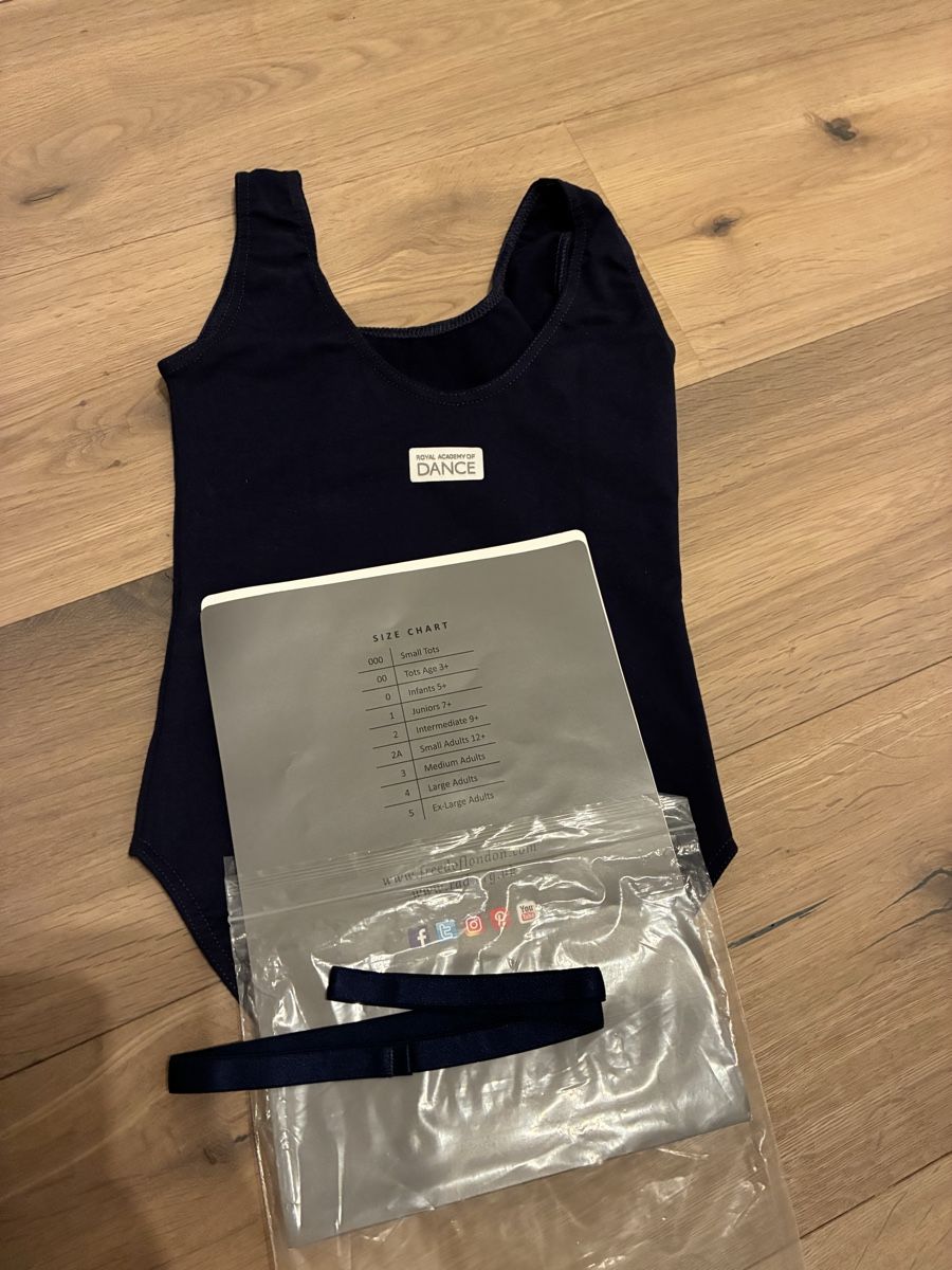 Scarpe, pantaloni & magliette da ginnastica: Dunkelblauer Ballettanzug, Grösse 1,  inkl. Gurt – Nuovo e nell'imballaggio originale da Wermatswil venduto da vlang 2