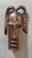 alte afrikanische Maske aus Holz. hangeschnitzt, 22 cm