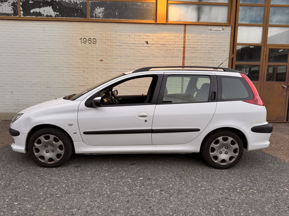 Peugeot Automobili: Peugeot 206 1.6 Break 2003 – Difettoso da Füllinsdorf venduto da Pujdo545 1