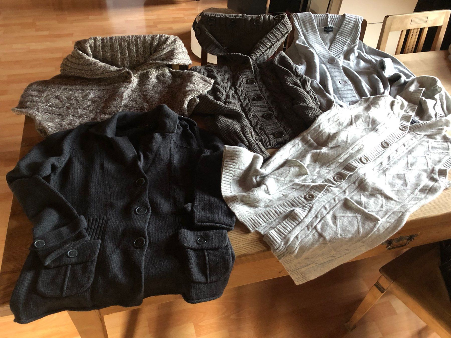 Lotti di vestiti: 3 coole Jäckli + 2 Gilets Gr. 36 – Usato da Röschenz venduto da Tashroal