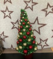 Künstlicher Mini-Weihnachtsbaum festlich geschmückt im Topf