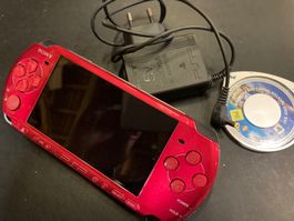 Rote Sony PSP 3004 mit Ladegerät & Spiel - psp defekt?