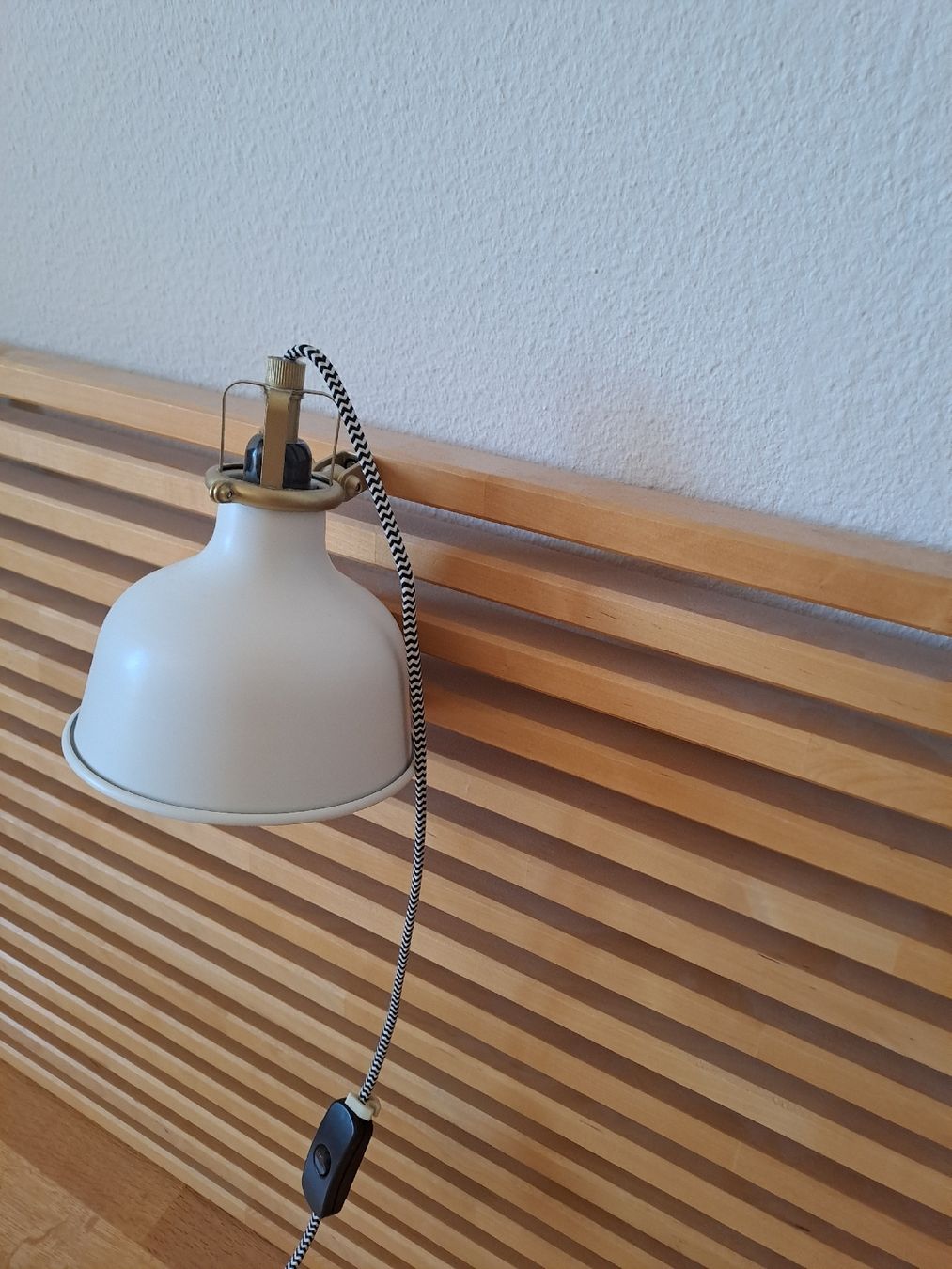 Lits: Ikea Kopfteil mit Lampe – D'occasion à Burg im Leimental par Fridulin 1