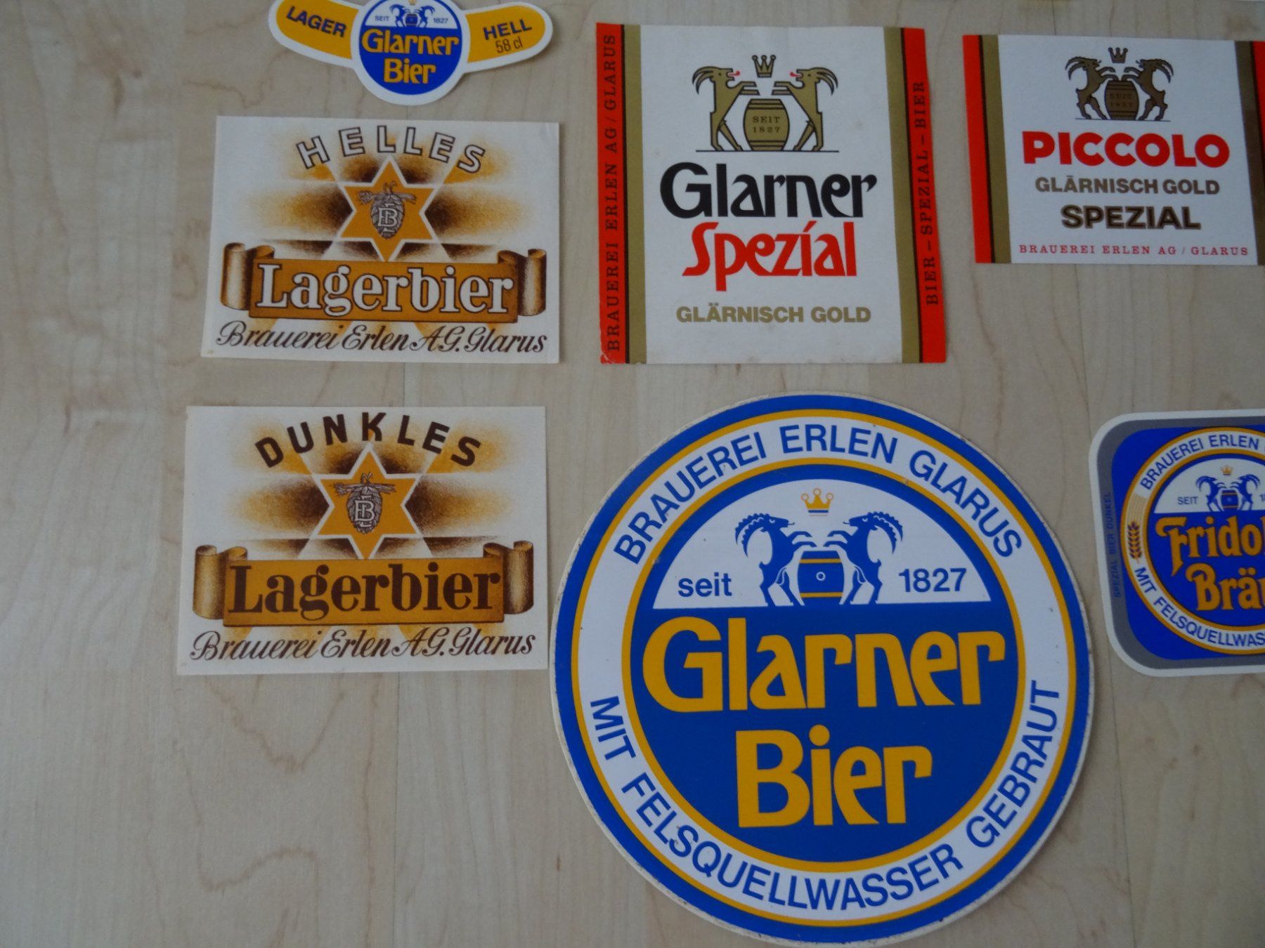 Bicchieri, Caraffe & Bottiglie: Ein Posten mit div. Bier Etiketten Glarner Bier etc. – Nuovo (secondo la descrizione) da Lupfig venduto da Hubi64 1