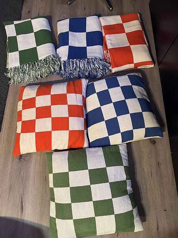 Bettwäsche: 3 coussins 50x50cm + 3 couvertures 130x170cm – Gebraucht aus Vevey von diogodasilva_