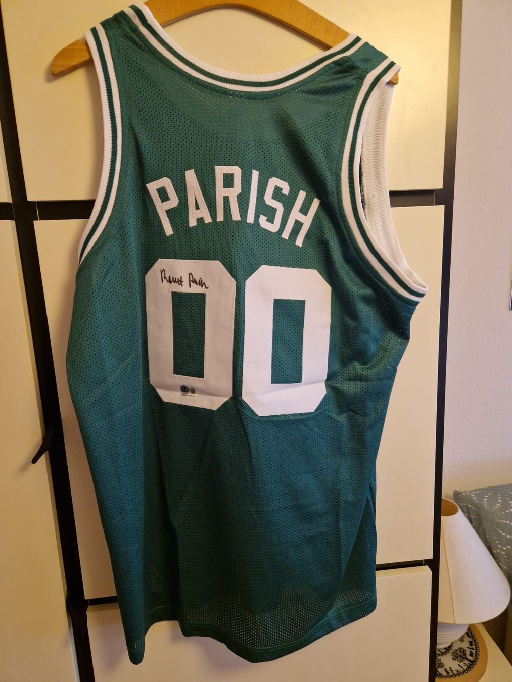 Autografi: NBA Autographe de ROBERT PARISH sur maillot custom – Nuovo e nell'imballaggio originale da Lutry venduto da SwissBBCards 1