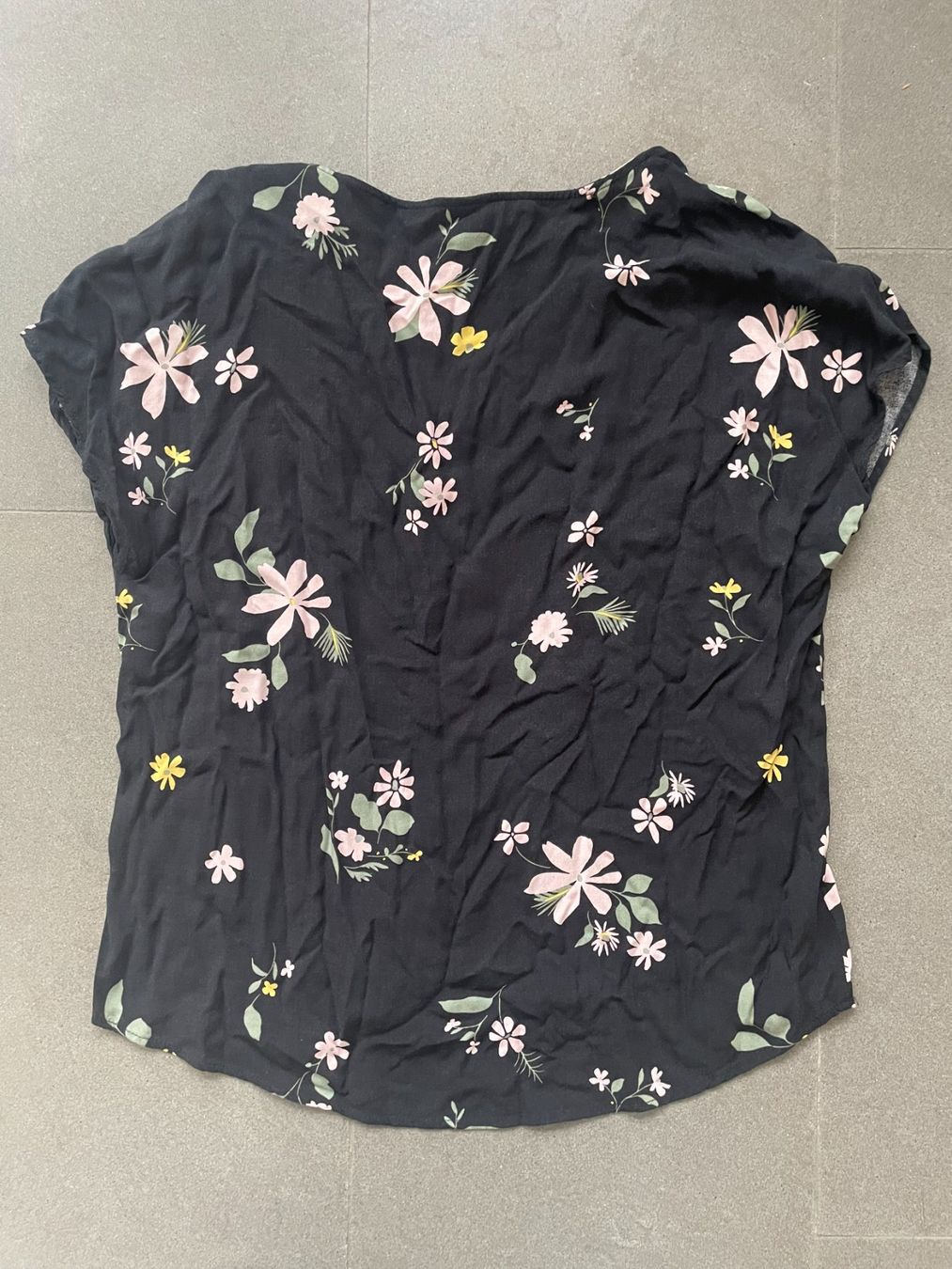 T-shirt: Jacqueline de Yong Blumenmuster Oberteil / Grösse 38 – Usato da Zofingen venduto da angito 2