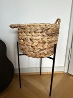 Topf / Übertopf mit Ständer in Flechtoptik