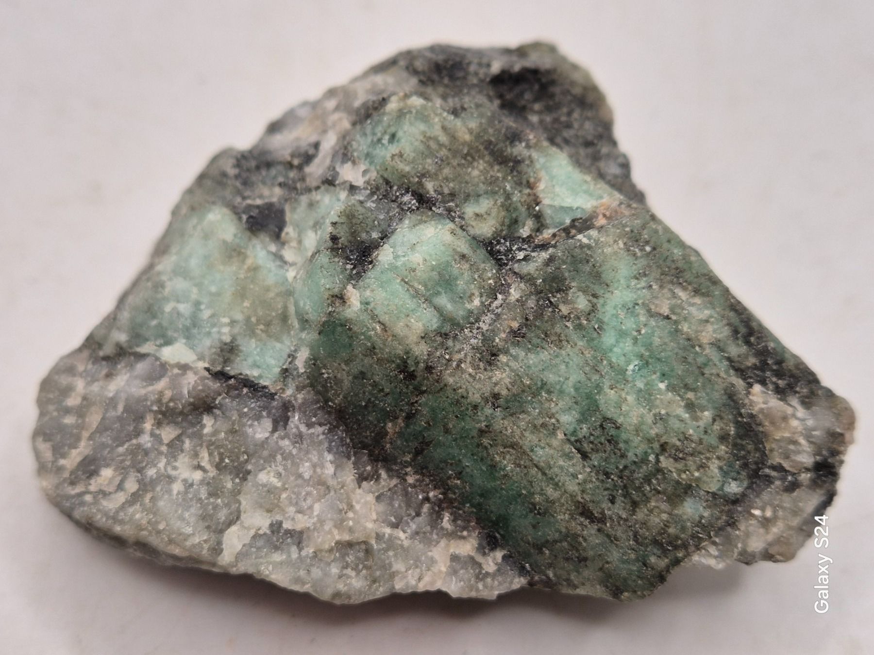 Minéraux & Lithothérapie: Smaragd roh in Muttergestein – Neuf avec emballage d'origine à Winterthur par LukasMineralienOase