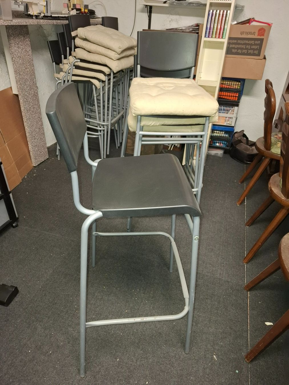 Sgabelli: 12 Barhocker mit Sitzkissen – Usato da Wila venduto da Osal 1
