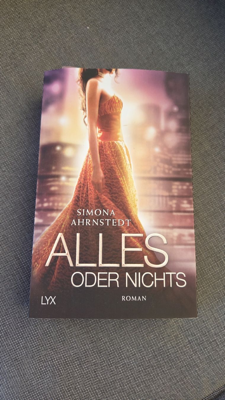 Libri: Roman Alles oder Nichts von Simona Ahrnstedt – Nuovo (secondo la descrizione) da Kreuzlingen venduto da MeinKleinesAtelier