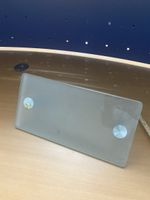 Glasablage mit Aluminiumfüssen