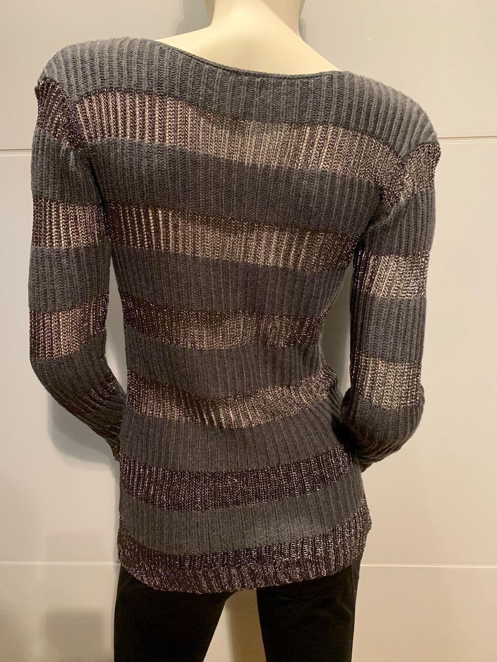 Maglioni & Felpe: Damen Pullover gestreift grau mit Glanzeffekt, Grösse S – Usato da Rosshäusern venduto da MiJoDoOl 1