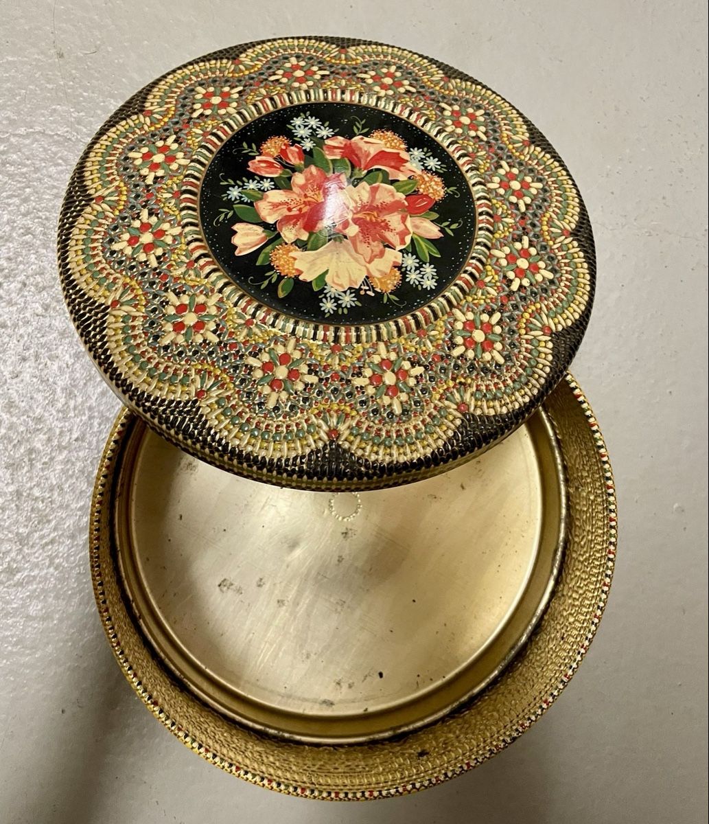 Tutte le decorazioni: Vintage Blechdose, Schmuckdose, Blümchen, rund, goldfarben, – Usato da Basel venduto da Ch2005 3