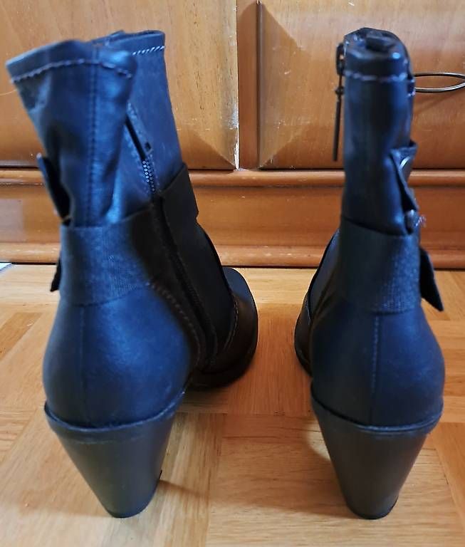 Scarpe da donna: Stiefelette schwarz mit Absatz / Neu / Gr. 36 / S.Oliver – Usato da Märwil venduto da SchmidC14 4