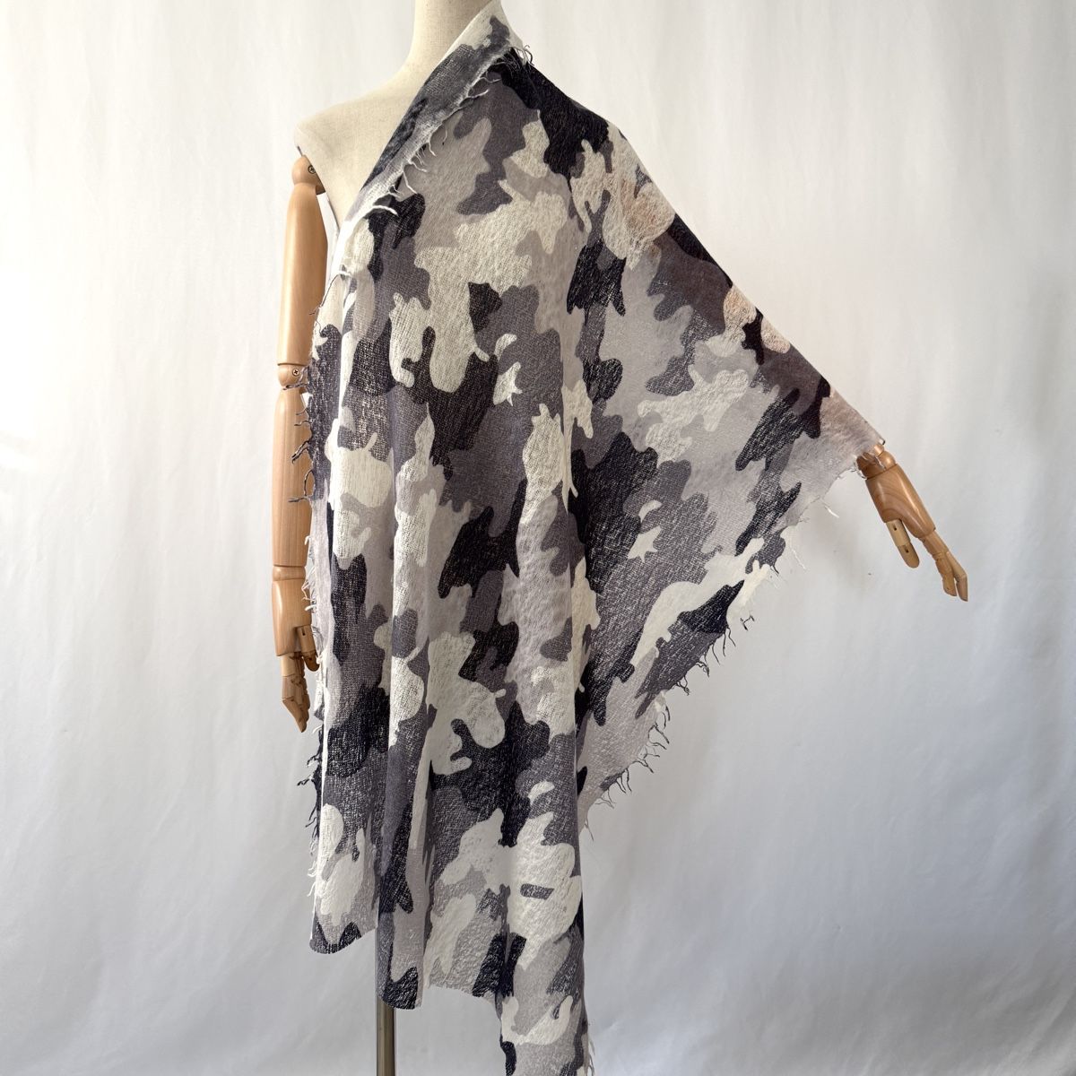 Hemisphere Foulard & Sciarpe: HEMISPHERE Cashmere Scarf – Nuovo (secondo la descrizione) da Emmen venduto da Colette-Juliette